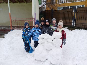 Зима радует детей настоящим снегом